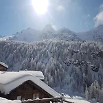 Konukevi L' Aroula & Restaurant Champoluc
